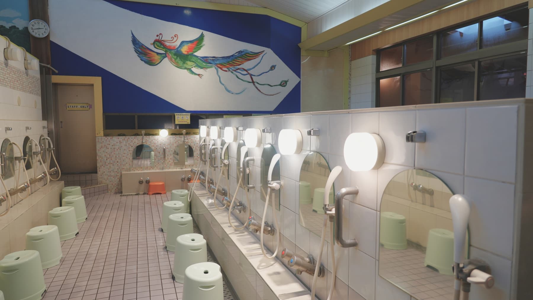 新生湯「大地の湯」鳳凰の壁画が描かれた浴場