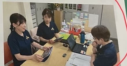 訪問看護ステーションのスタッフミーティング（パンフレット掲載写真）