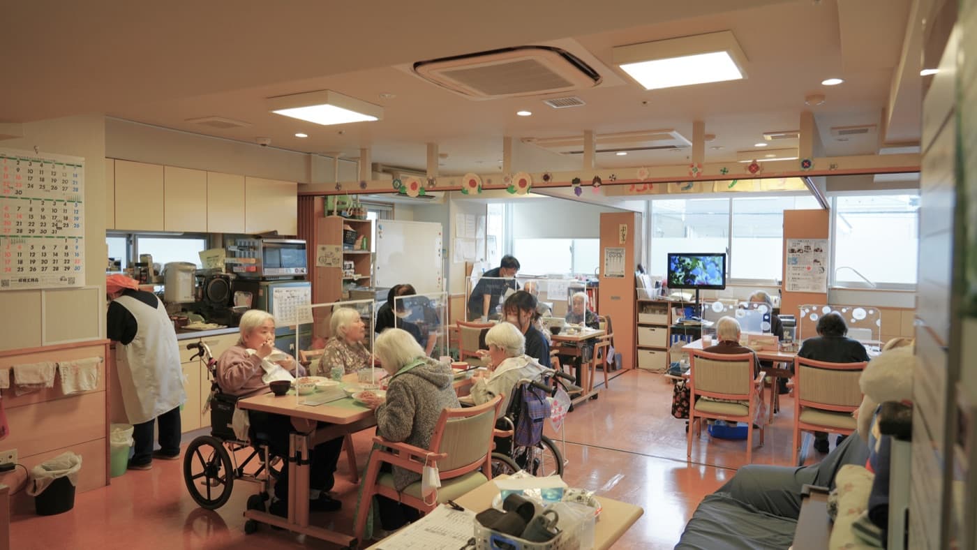 小規模多機能型居宅介護ぷらりすの明るいフロア