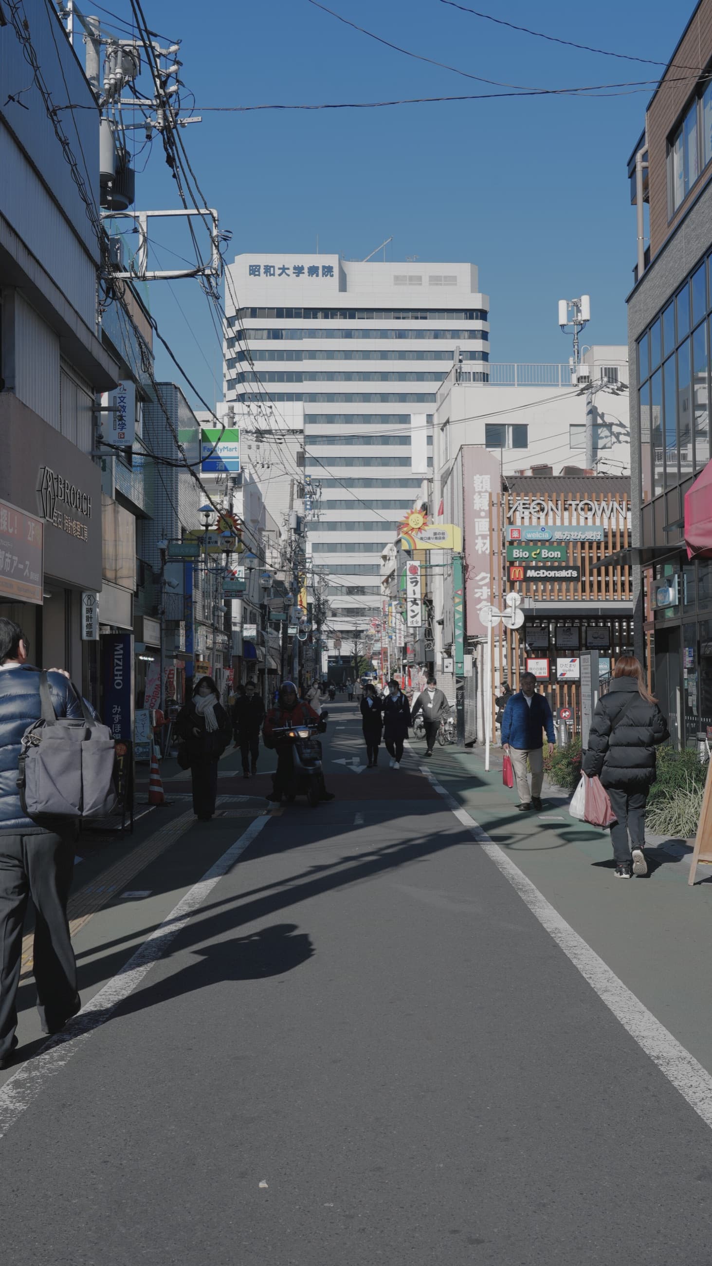 昭和大学病院を望む旗の台の商店街の風景